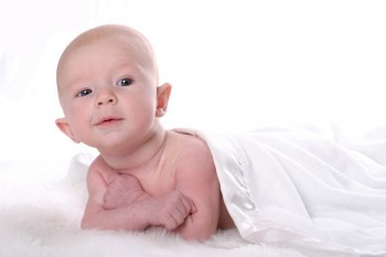 Cum încurajăm dezvoltarea fizică a bebelușului?