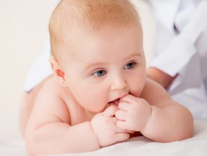 Statul pe burtă la bebeluși