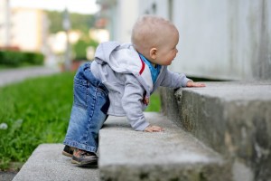 Dezvoltarea fizică și motorie a bebelușului la 10-12 luni