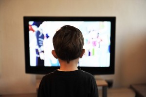 Televizorul la bebeluși și copii mici