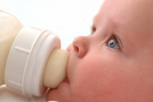 Cât lapte praf mănâncă bebelușul?