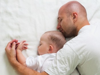 Co-sleeping - dormim cu copilul sau nu?