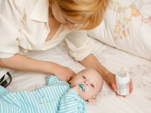 Laptele matern versus formule de lapte